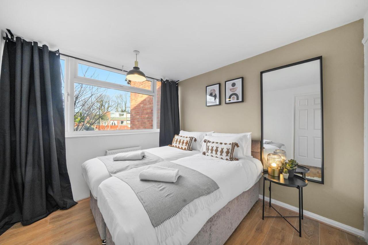 Cosy 3 Bedroom With Free Parking, Garden And Smart Tv With Netflix By Yoko Property Κόβεντρι Εξωτερικό φωτογραφία
